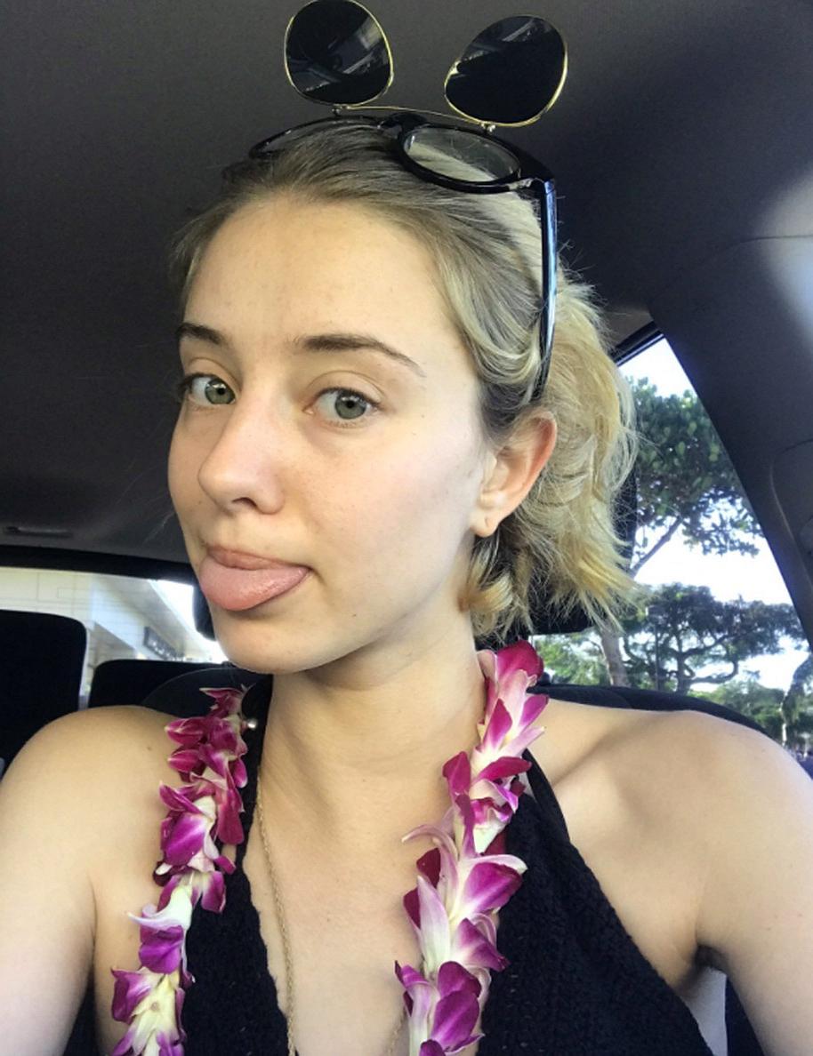 14P A linda adolescente Haley posando com suas roupas sexy e com a bunda nua em uma compilação