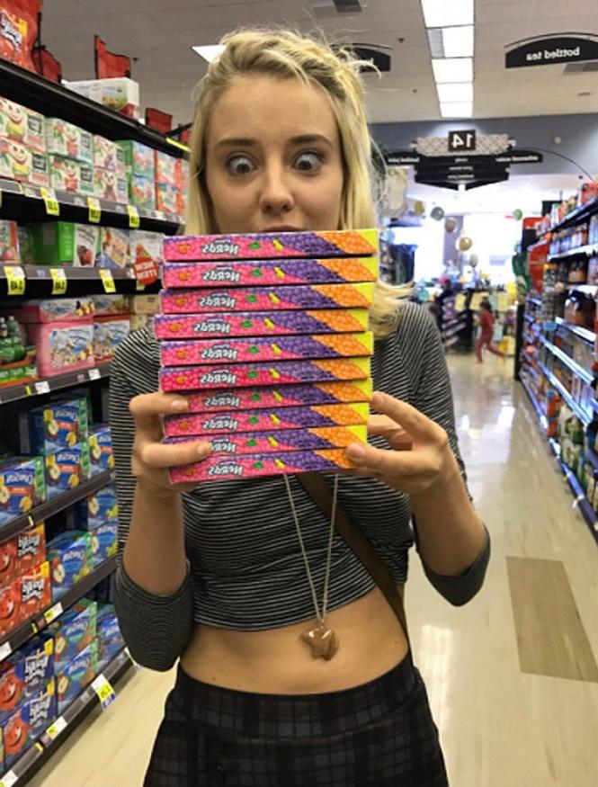 14P A linda adolescente Haley posando com suas roupas sexy e com a bunda nua em uma compilação