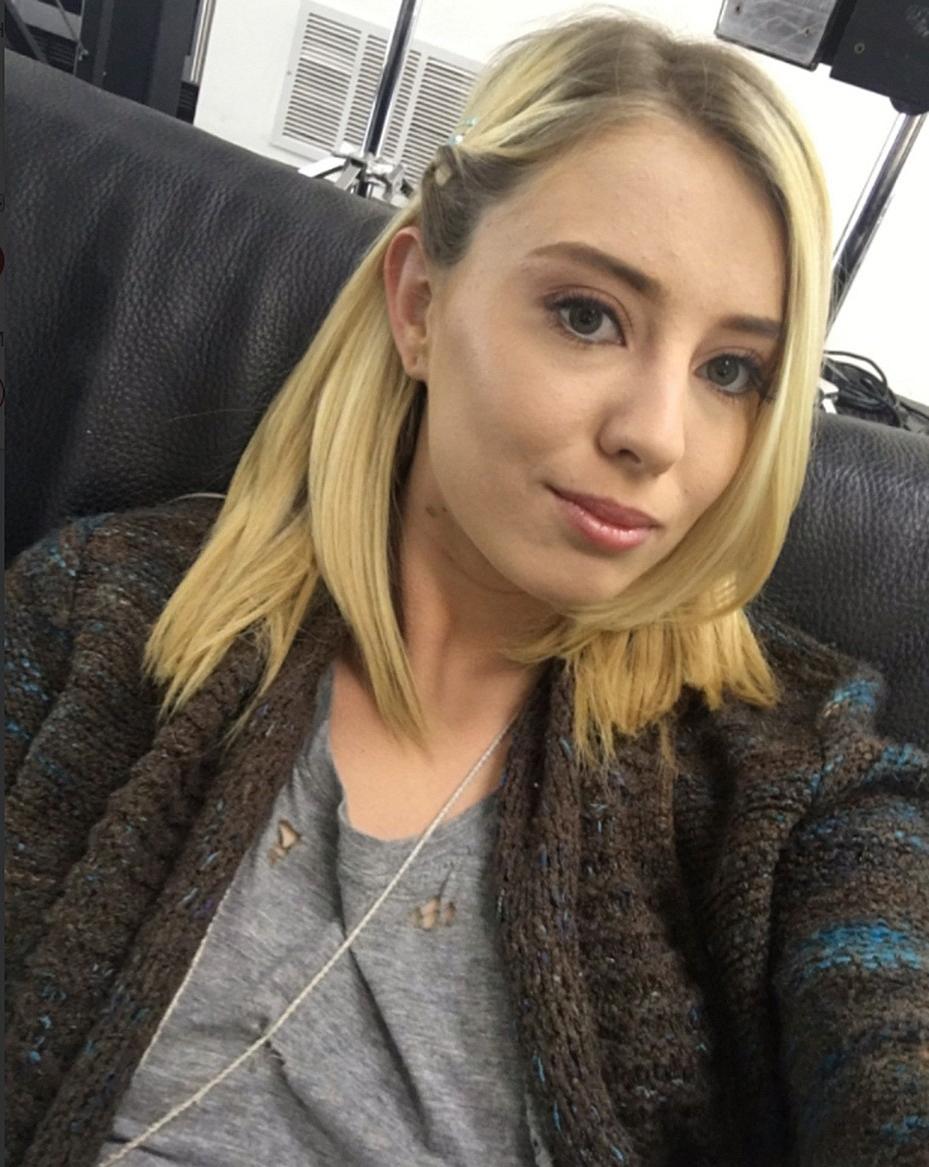 14P A linda adolescente Haley posando com suas roupas sexy e com a bunda nua em uma compilação