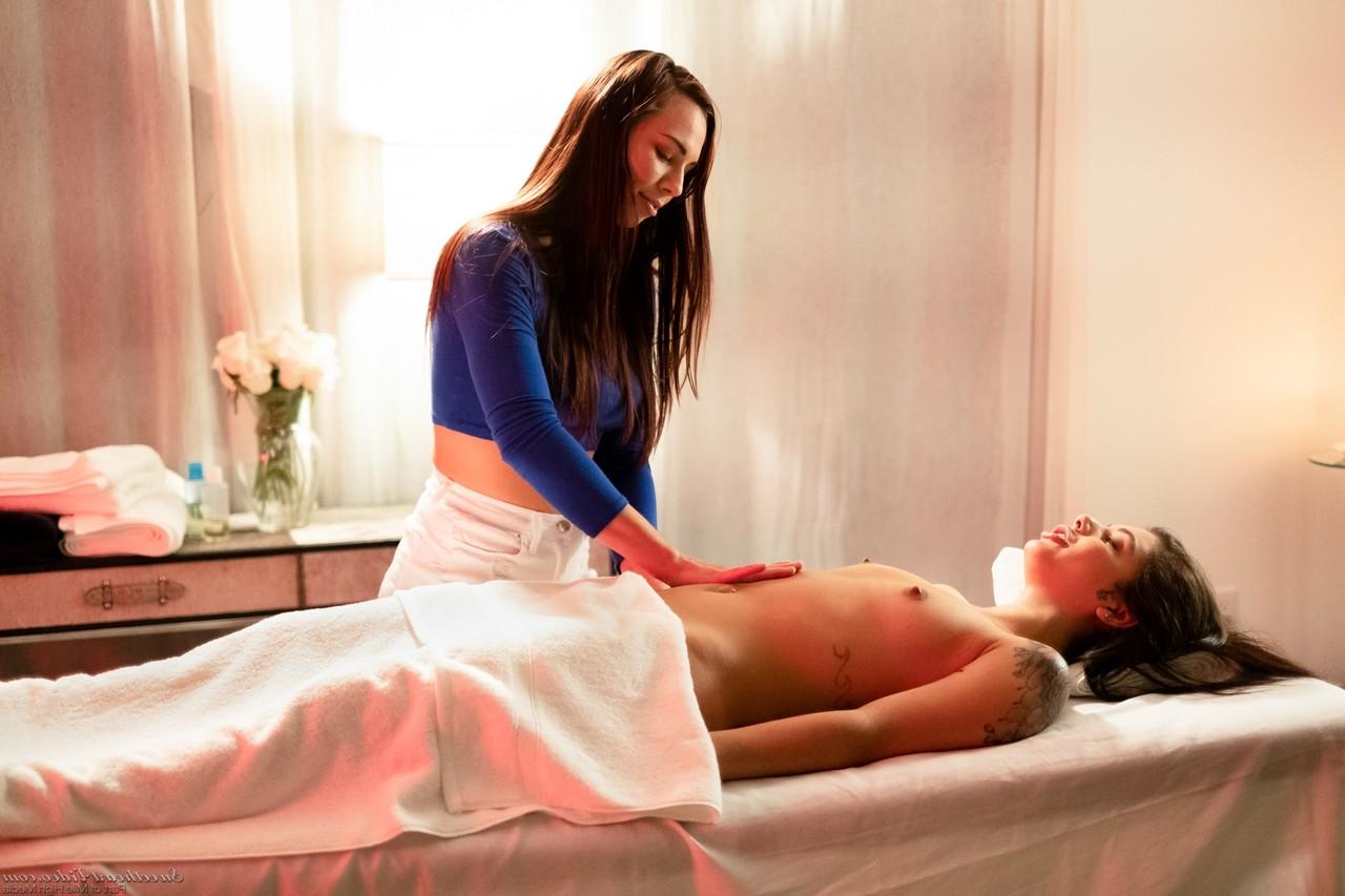 15P Aidra Fox e Gina Valentina fazem sexo lésbico durante uma massagem