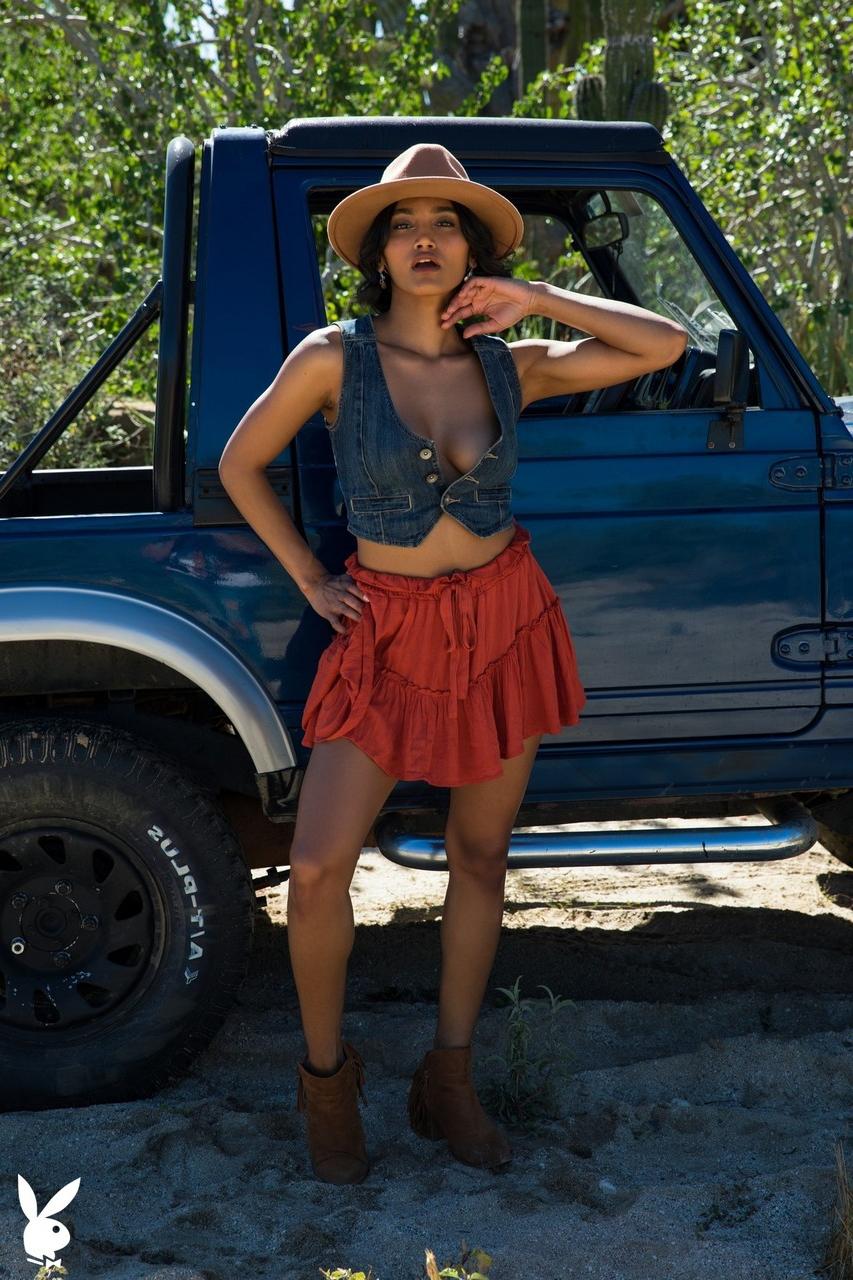 16P La morena mexicana Angel Constance se desnuda bajo los cactus