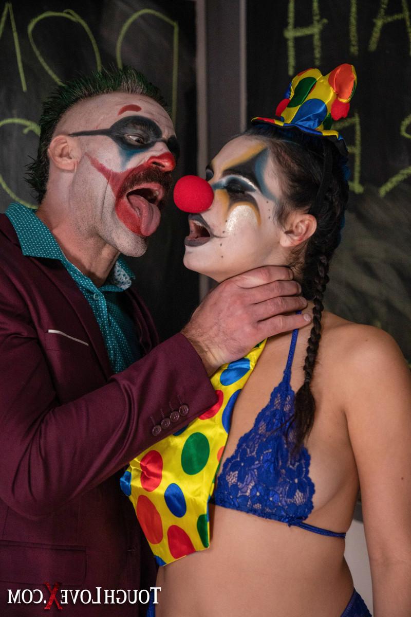 20P Violet Starr and her man friend have sex while wearing clown attire