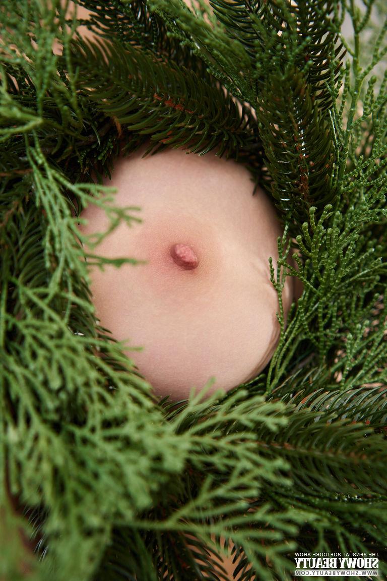 20P La hermosa joven Toree se desnuda completamente después de decorar un árbol de Navidad