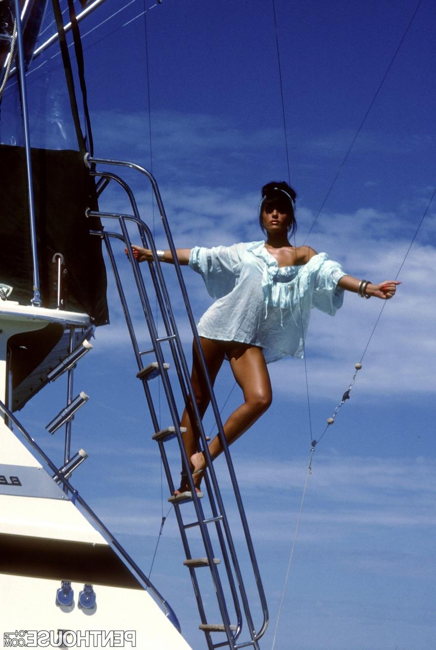 20P La sexy Stevie Jean descubre sus pequeños pechos y su brillante trasero en un barco