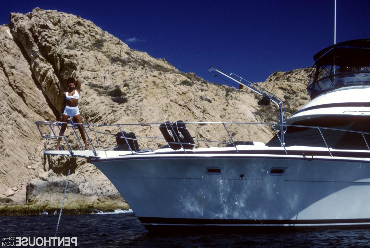20P La sexy Stevie Jean descubre sus pequeños pechos y su brillante trasero en un barco