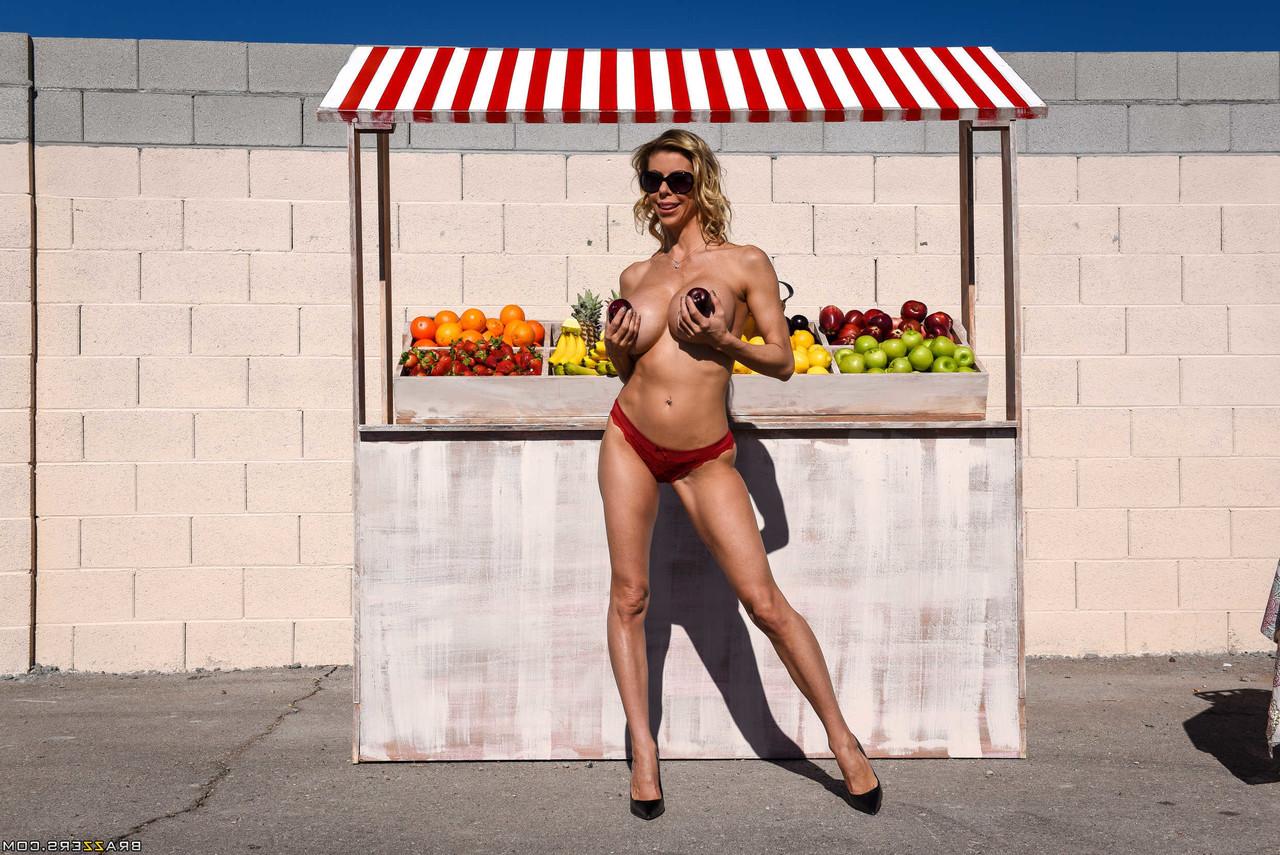 20P Busty MILF Alexis Fawx exibe seus peitos grandes em um sexy strip-tease ao ar livre