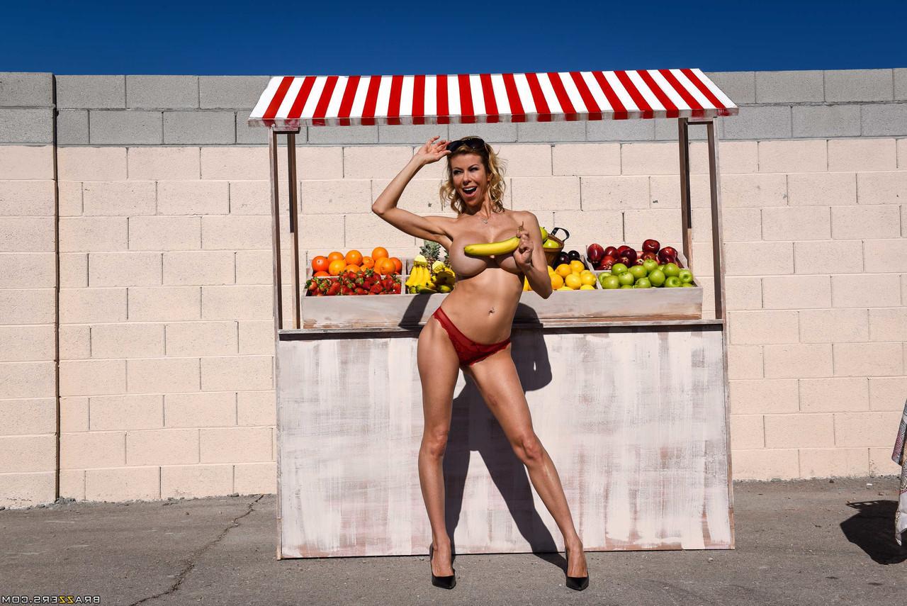 20P Busty MILF Alexis Fawx exibe seus peitos grandes em um sexy strip-tease ao ar livre