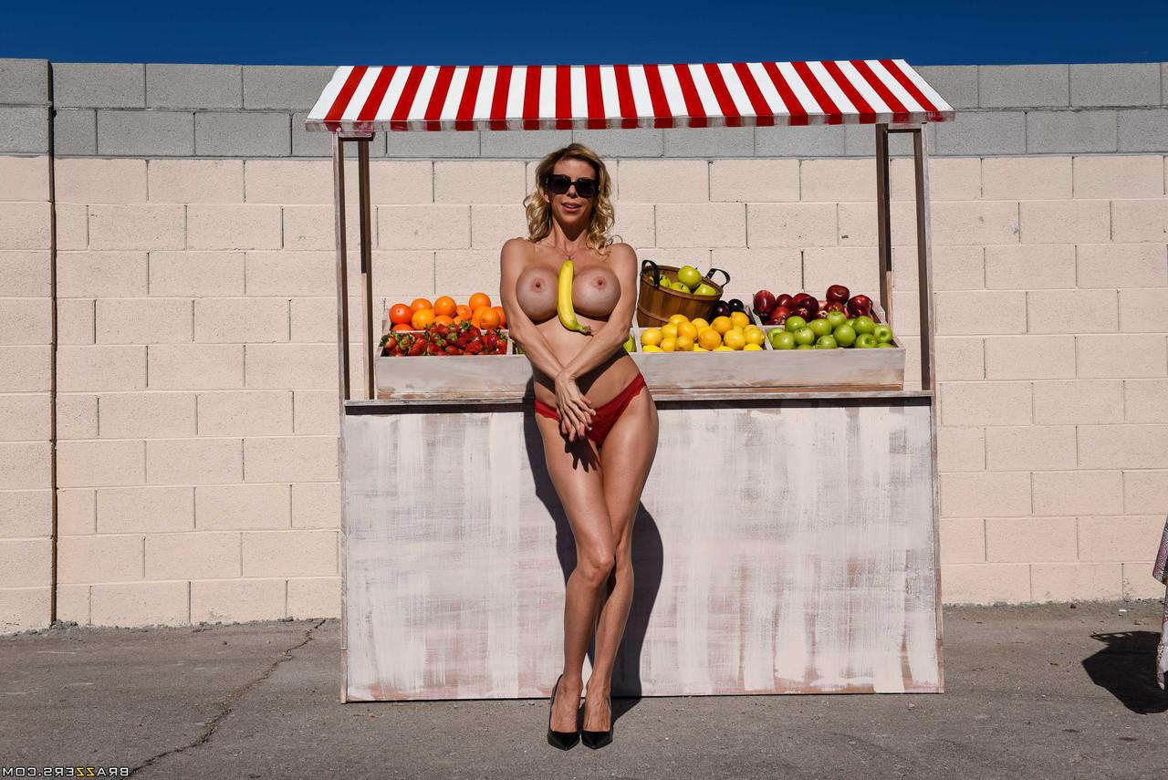 20P Busty MILF Alexis Fawx exibe seus peitos grandes em um sexy strip-tease ao ar livre