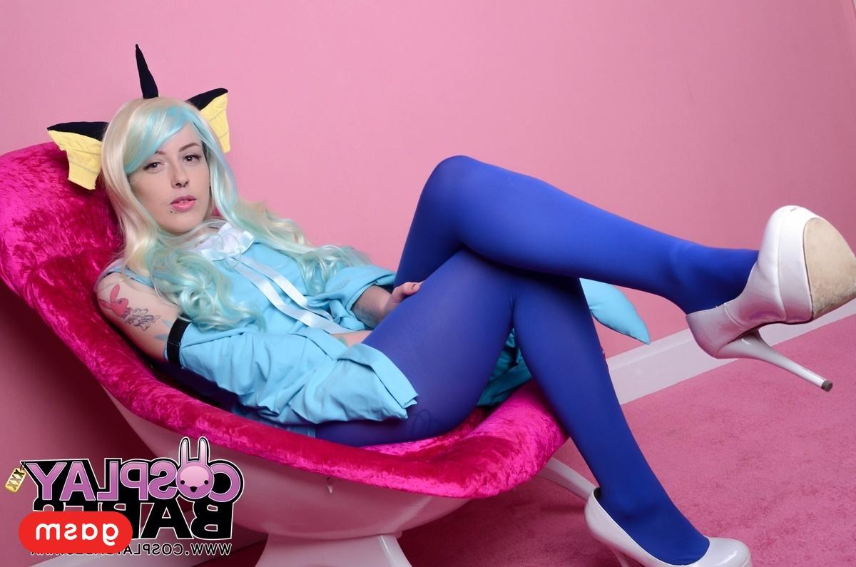 15P La blonde cosplay Skyler Synn écarte les jambes et joue avec sa chatte.
