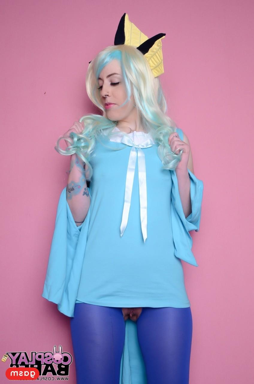 15P La blonde cosplay Skyler Synn écarte les jambes et joue avec sa chatte.