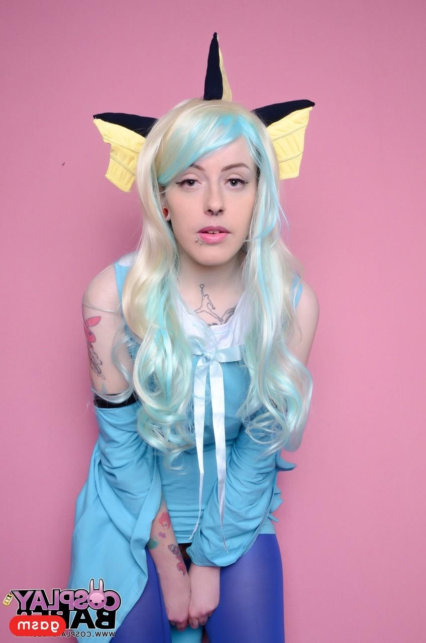 15P La blonde cosplay Skyler Synn écarte les jambes et joue avec sa chatte.