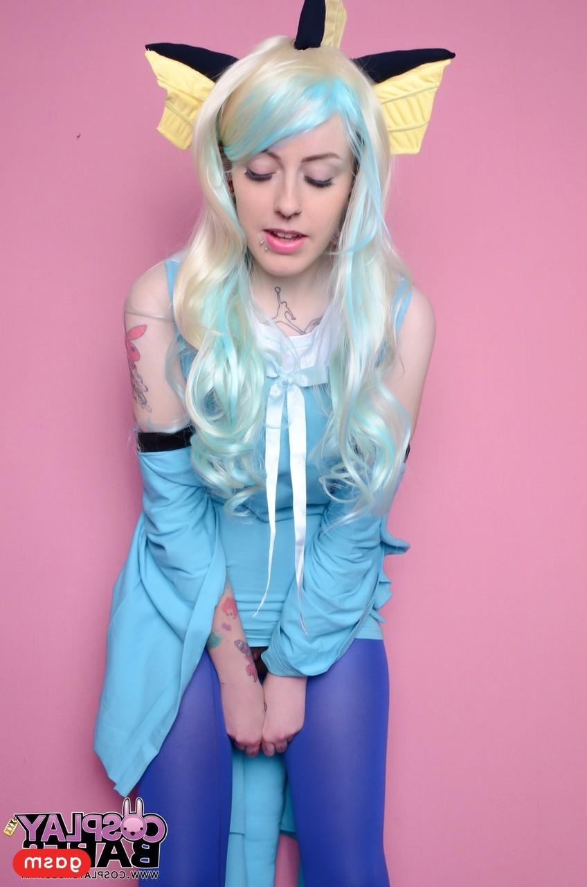 15P La blonde cosplay Skyler Synn écarte les jambes et joue avec sa chatte.