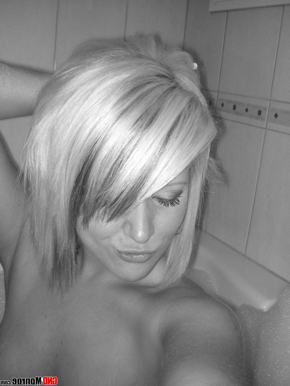 12P Chica rubia promociona su culo sexy durante una acción en el baño