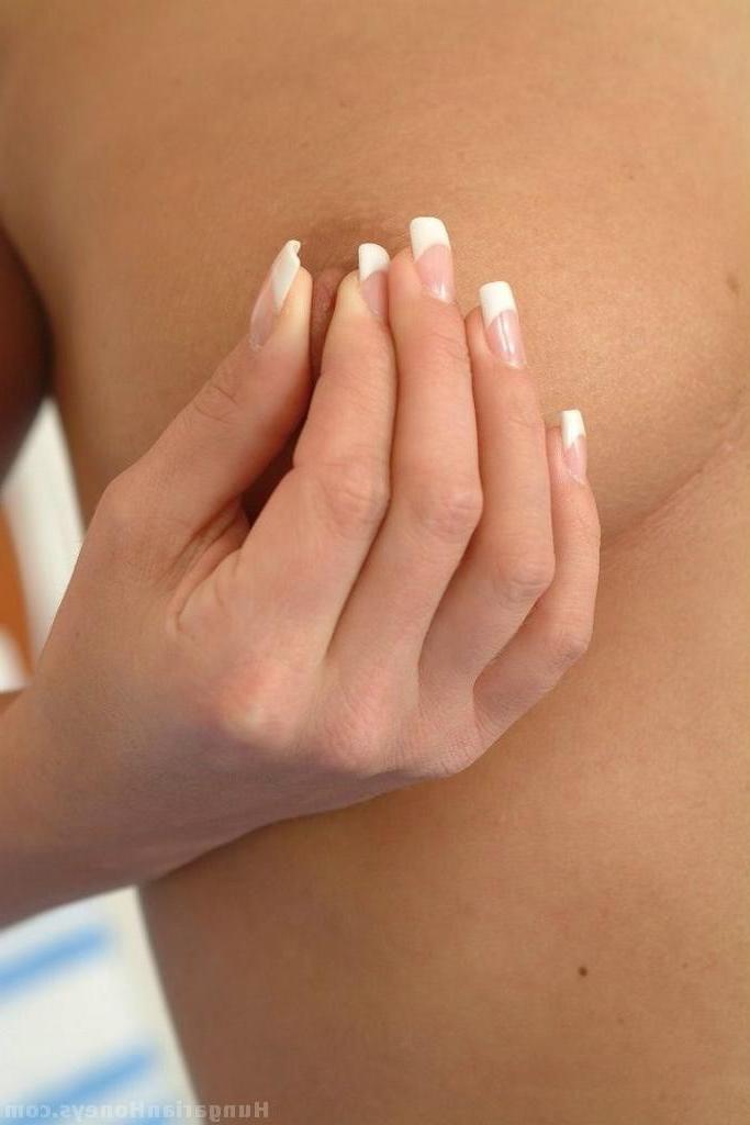 20P La jolie blonde Dana V se frotte le gros cul et joue avec sa chatte sur le lit.