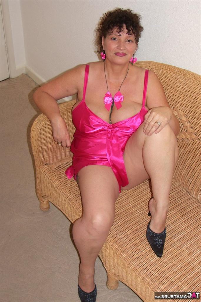 20P Maduro BBW Kims expõe seus peitos enormes removendo lingerie de cetim
