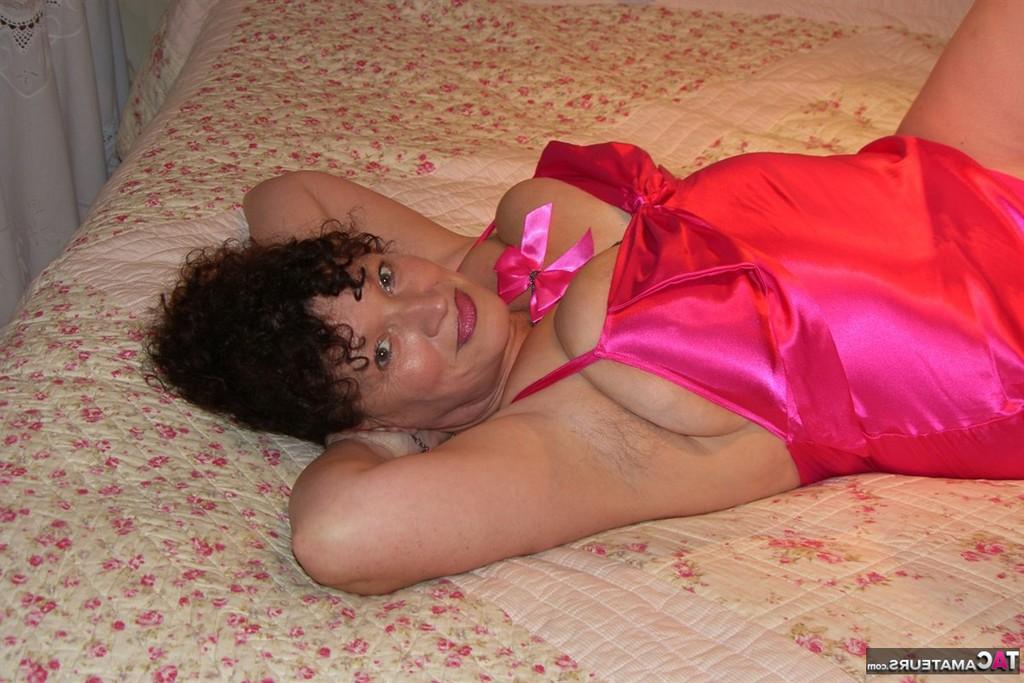 20P Maduro BBW Kims expõe seus peitos enormes removendo lingerie de cetim