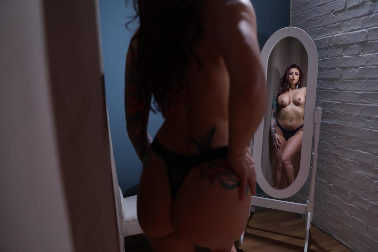20P Die sexy MILF Monique Alexander gibt einem großen Schwanz nach dem Muschilecken einen wilden Ritt