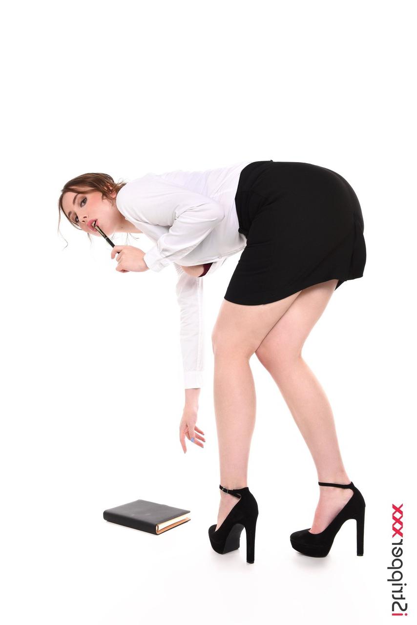 13P La hermosa secretaria Lilith se desnuda hasta los talones antes de jugar con su coño calvo