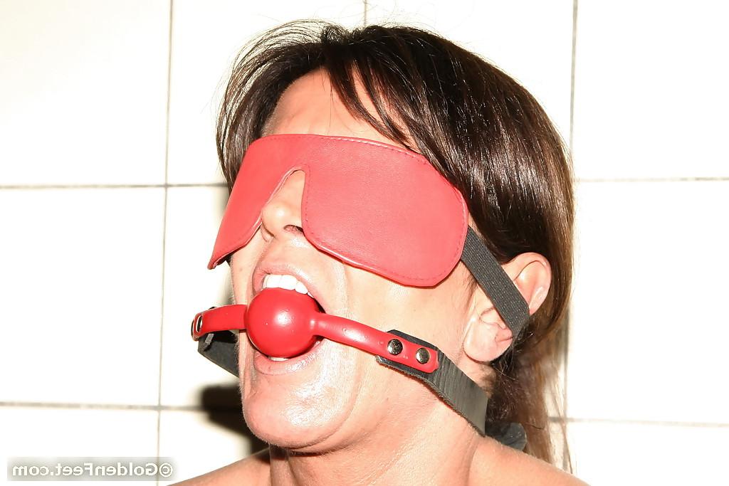16P Mulher madura sexy Lady Sarah exibindo seu piercing na vagina ao ar livre