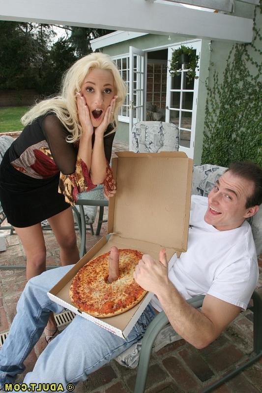 16P Mulher vestida faz boquete incrível e come esperma delicioso