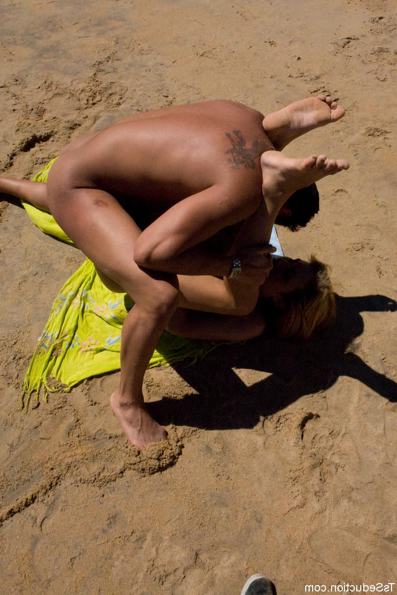 20P Die heiße Shemale Kelly Ohana genießt Outdoor-Analsex mit einem Mann, nachdem sie einen Blowjob bekommen hat