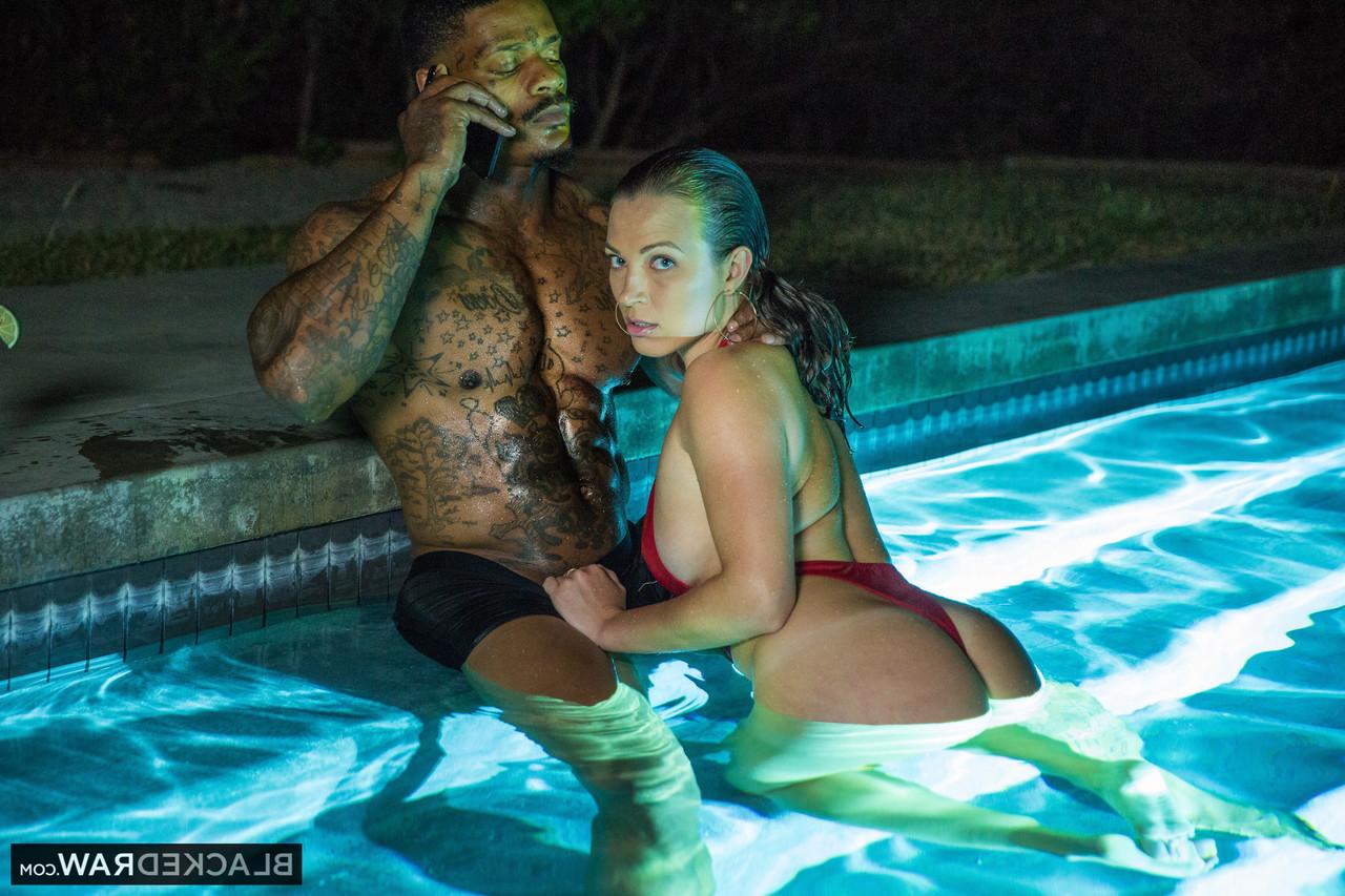 20P Die atemberaubende MILF Lily Love lässt sich in heißer IR-Action die Muschi knallen