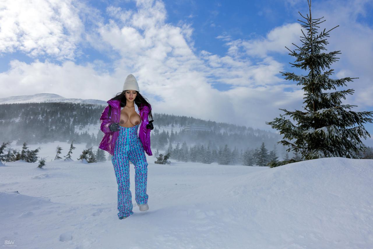 20P A colombiana Iris Lucky mostra seus peitos grandes e buceta gostosa ao ar livre na neve