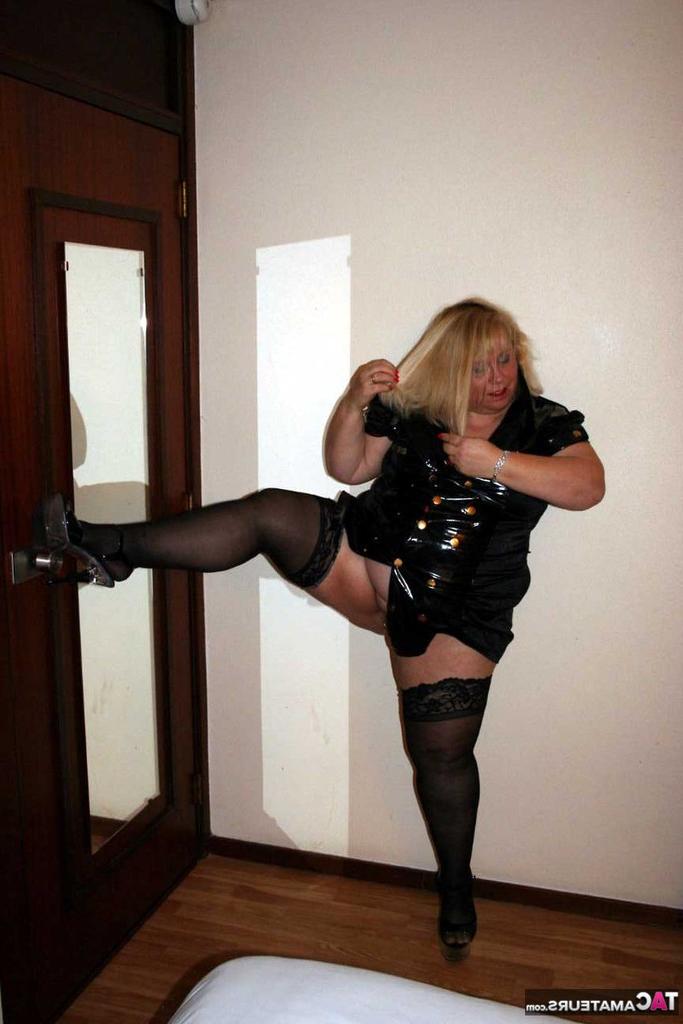 20P Die fette britische Amateurin Lexie Cummings steckt sich auf einem Bett ein Spielzeug in die Fotze