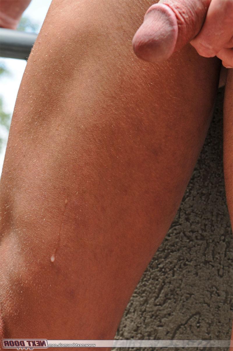 20P A morena tatuada Mason Silver goza forte enquanto masturba sua salsicha dura
