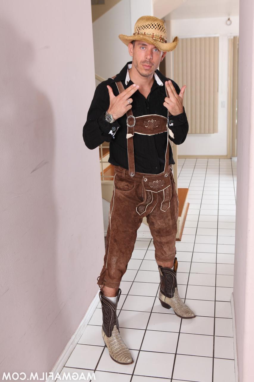 20P A pornstar europeia Carmen Caliente recebe seu molusco empalhado usando um chapéu de cowgirl