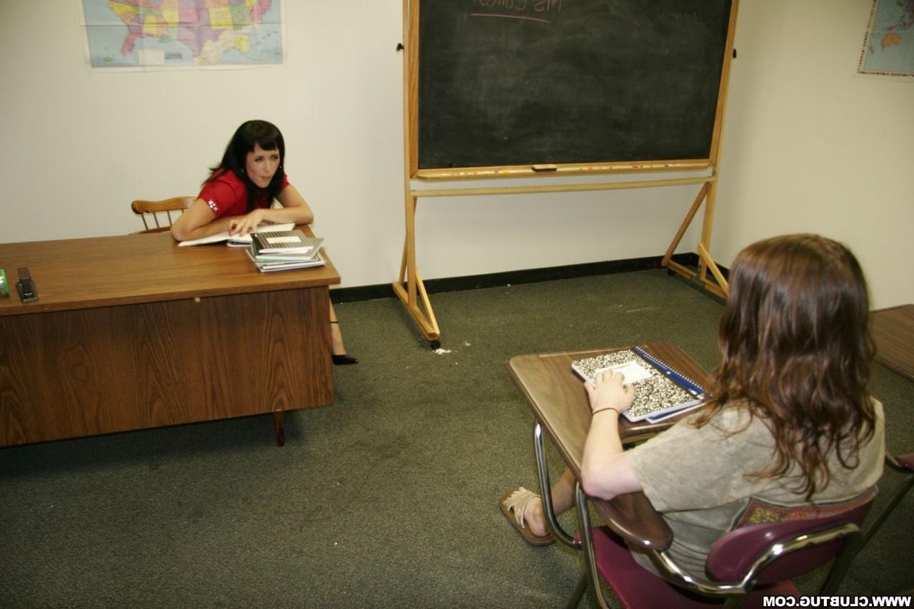 20P Die geile Lehrerin Mrs. Comet gibt ihrer unschuldigen Schülerin im Klassenzimmer einen Handjob