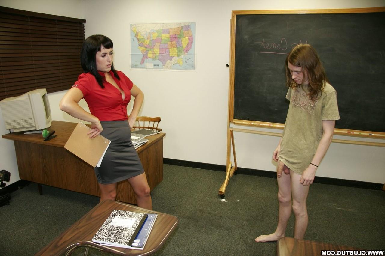 20P Die geile Lehrerin Mrs. Comet gibt ihrer unschuldigen Schülerin im Klassenzimmer einen Handjob