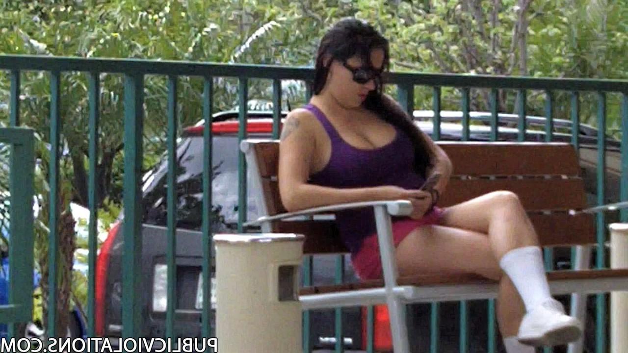 17P Une brune aux gros seins avec un corps chaud se fait enregistrer secrètement dans un café.