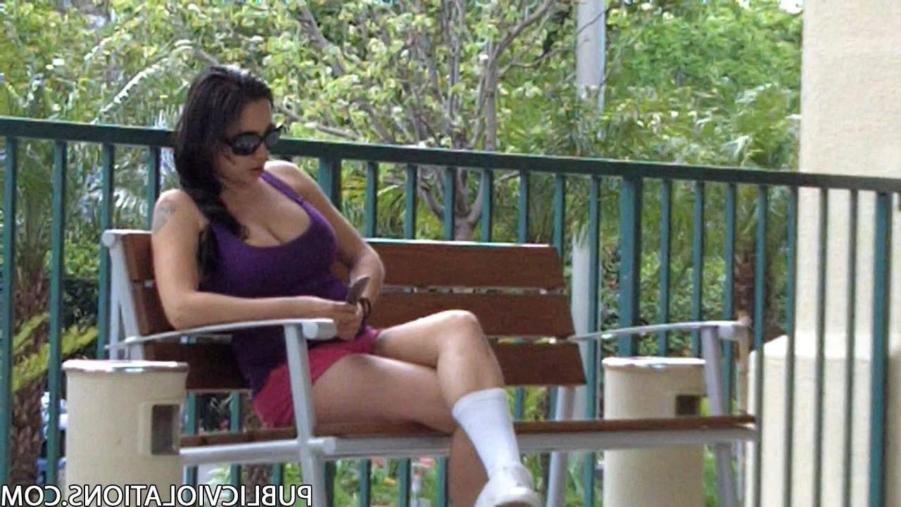 17P Une brune aux gros seins avec un corps chaud se fait enregistrer secrètement dans un café.