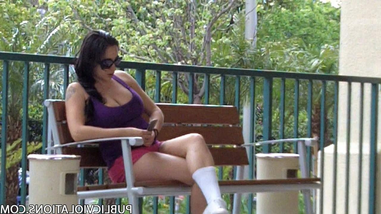 17P Une brune aux gros seins avec un corps chaud se fait enregistrer secrètement dans un café.