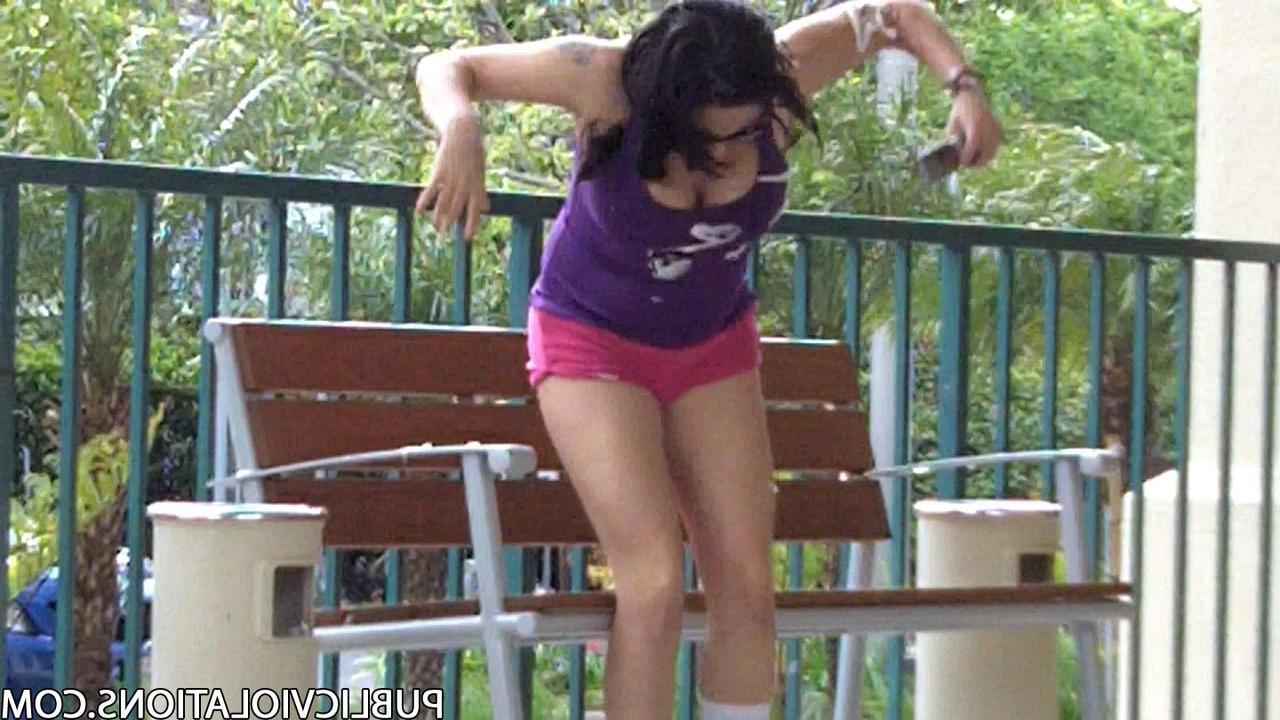 17P Une brune aux gros seins avec un corps chaud se fait enregistrer secrètement dans un café.