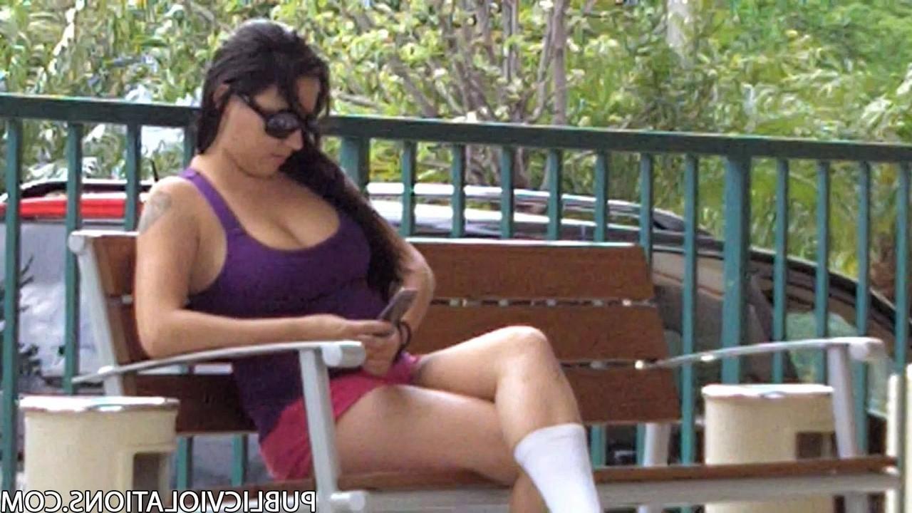 17P Une brune aux gros seins avec un corps chaud se fait enregistrer secrètement dans un café.