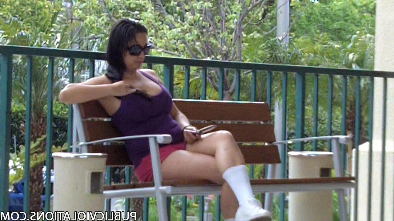 17P Une brune aux gros seins avec un corps chaud se fait enregistrer secrètement dans un café.