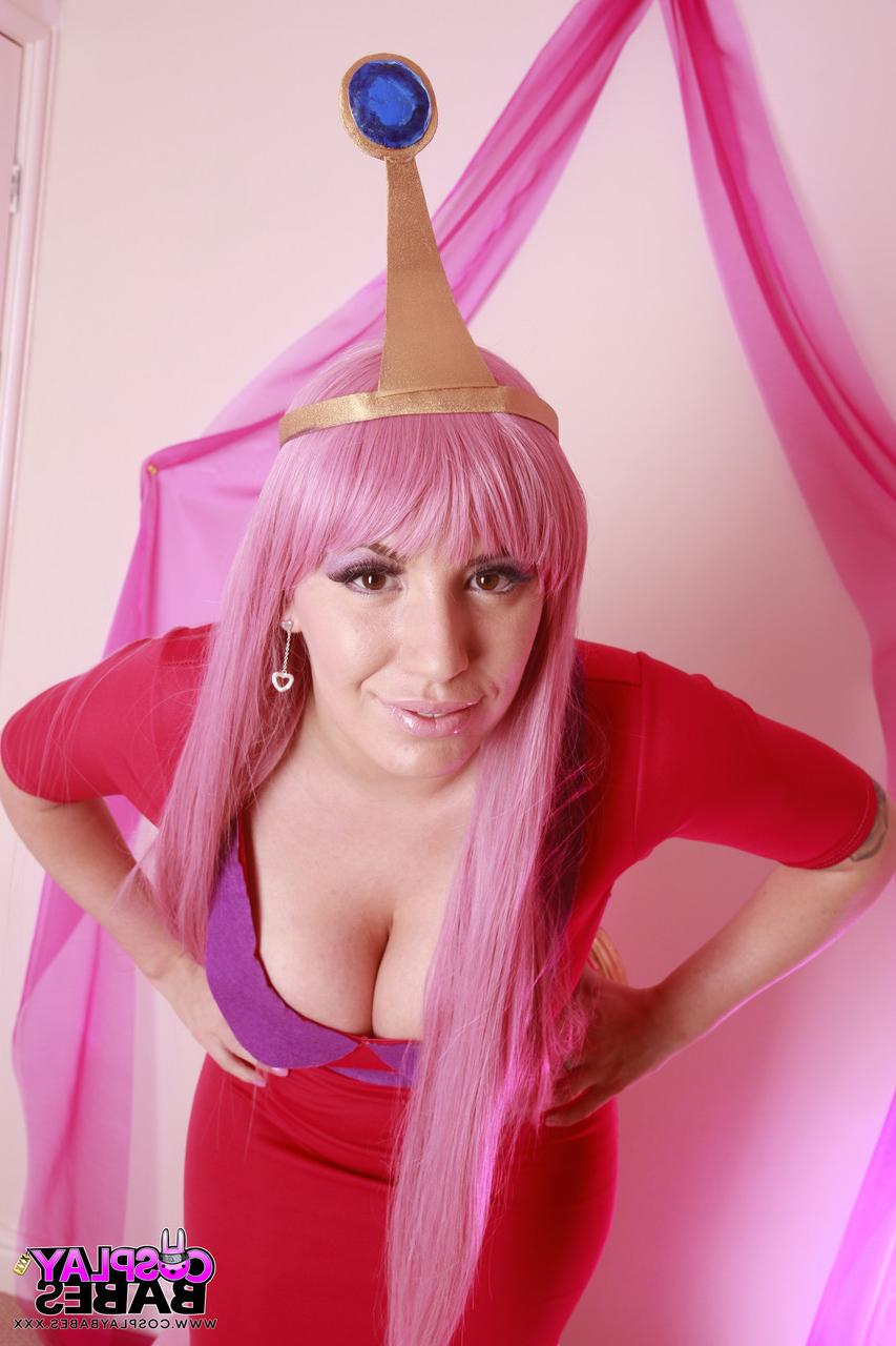 17P La caliente cosplay Yuffie Yulan muestra sus grandes tetas mientras estira su coño