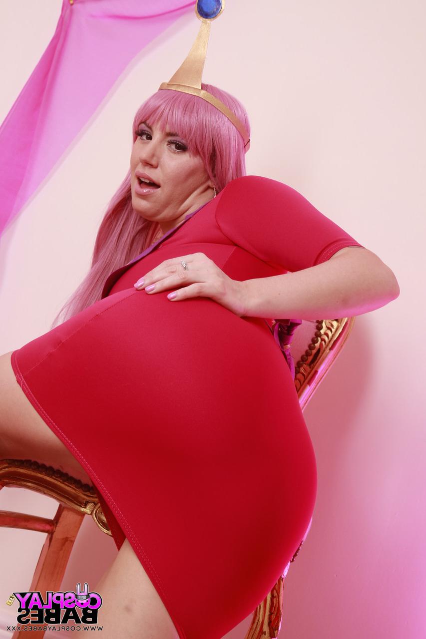 17P La caliente cosplay Yuffie Yulan muestra sus grandes tetas mientras estira su coño