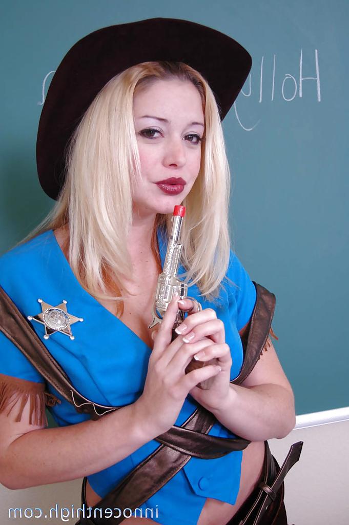 16P La salope blonde Hooly vêtue d'un uniforme de police et montre son corps.