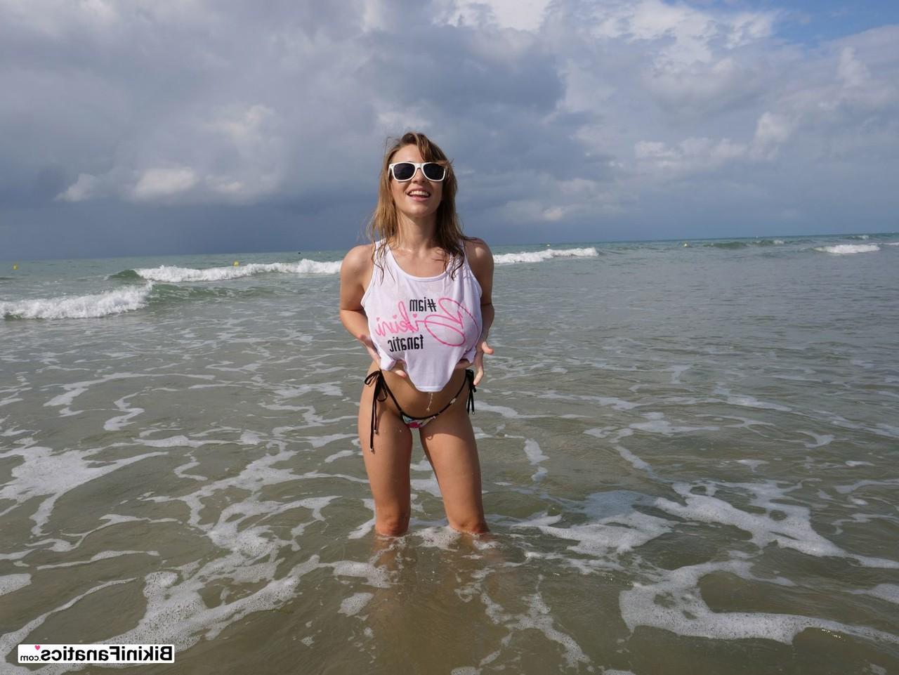 12P Josephine Jackson suelta sus enormes tetas con una camiseta sin mangas en el océano