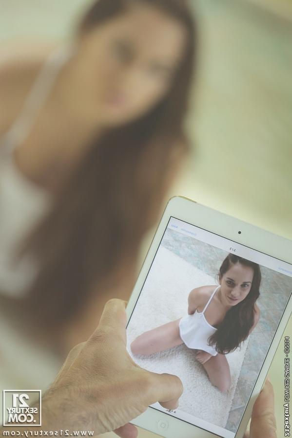 16P A estrela pornográfica da realidade com peitos pequenos Jenny Glam tem sua buceta fodida hardcore