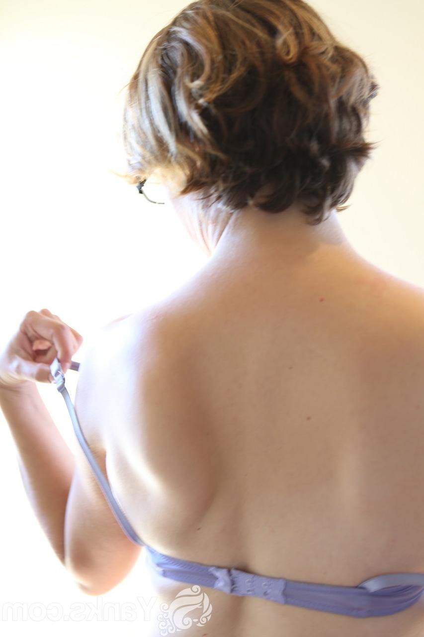 16P La chica pálida con pelo corto Immie muestra sus hermosas tetitas y su arbusto peludo