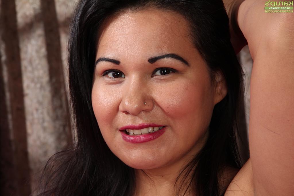 16P La asiática gorda susie jhonson perfora y masturba su vagina