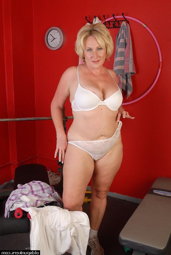 16P Molly, blonde mature et grasse, se déshabille lentement dans la salle de sport, si sexy