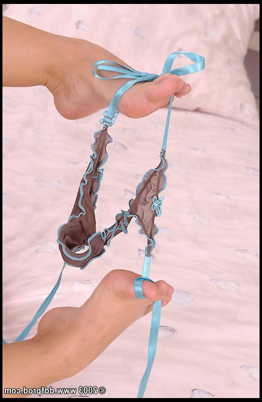 20P Sexy Checa MILF Sharka Blue chupa os próprios dedos dos pés e brinca com sua vulva gostosa