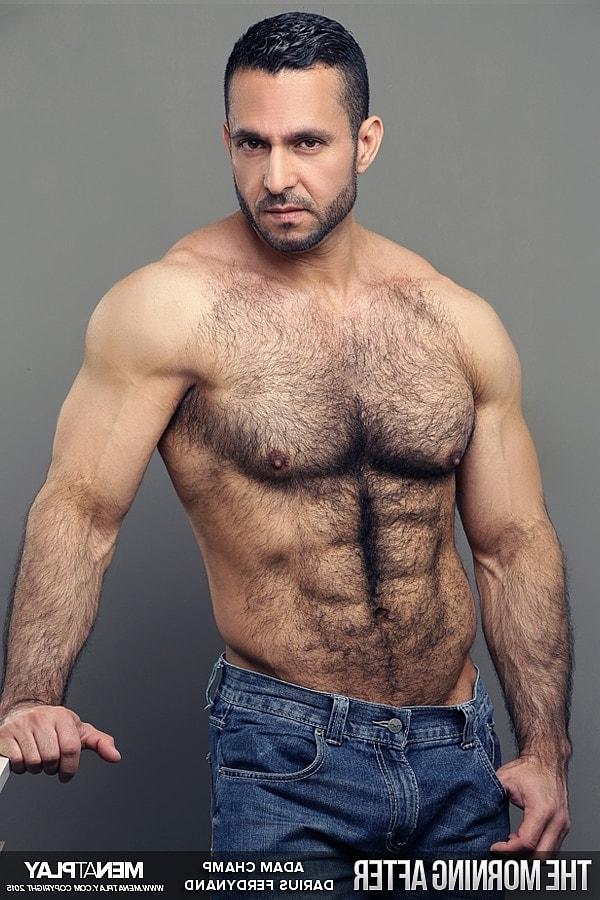 20P Le minet chaud Darius Ferdynand aime le sexe anal hardcore avec un papa musclé