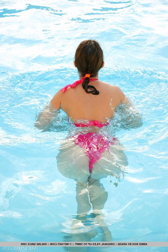 18P Beautiful girl Aimee Rox does away with a pink bikini to get naked