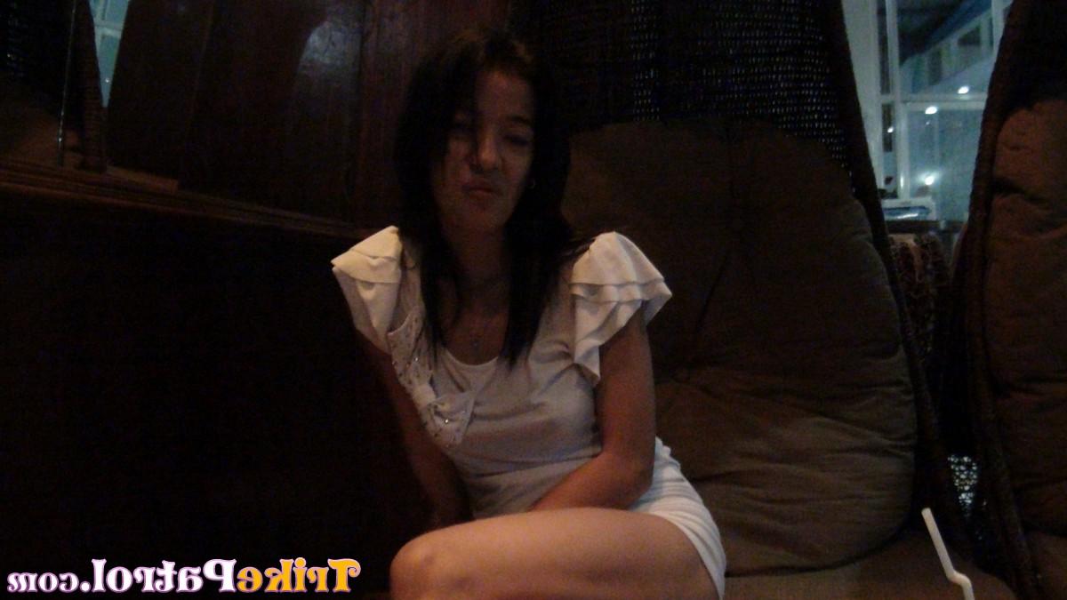 14P La filipina Ellah tiene sexo POV en una cama con un extranjero